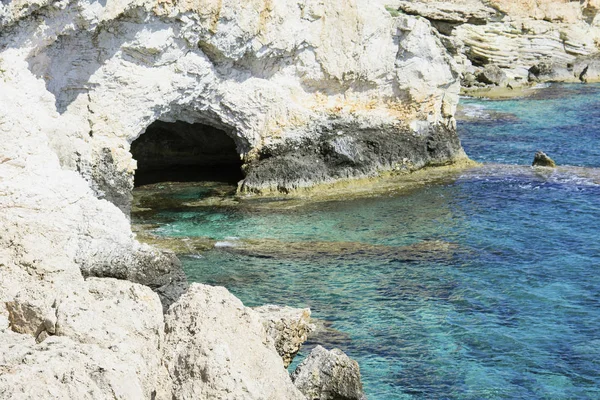 Sea cave in the high cliffs — Stock Photo, Image