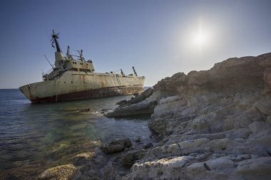 Gün batımında mahsur kalmış gemi