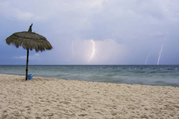Storm och blixtar på stranden Royaltyfria Stockfoton