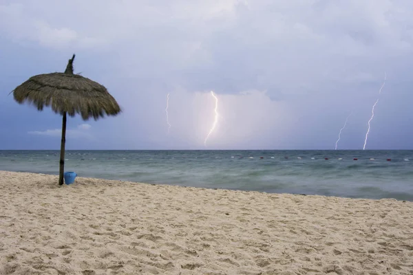 Tormenta y relámpagos en la playa Fotos de stock libres de derechos