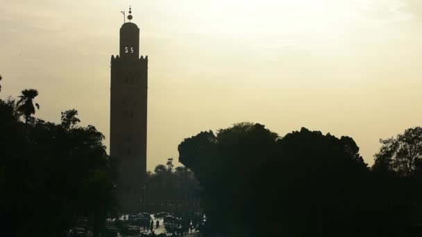 Koutoubia Minaret Muzulmán Torony Háttérvilágítással Medina Marrakech Marokkó — Stock videók