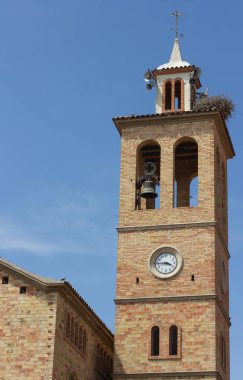 Leylek yuvalı kilisenin çan kulesi. Penelles, Katalonya 'nın Noguera bölgesinde bir belediyedir.)