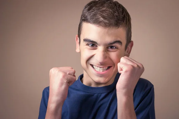 Mutlu Genç Adamın Yakın Çekim Portresi Başarıyı Kutluyor Nsan Yüz — Stok fotoğraf