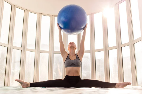 Mooie vrouw coach yoga praktijk met oefening bal. Yoga con — Stockfoto