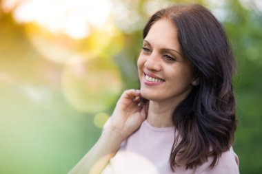 Güzel, güçlü orta yaşlı kadın geniş gülümsüyor. Yaz konsepti.