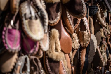 Balkan bölgesi geleneksel köylü ayakkabıları. Seyahat destinasyonları, seyahat