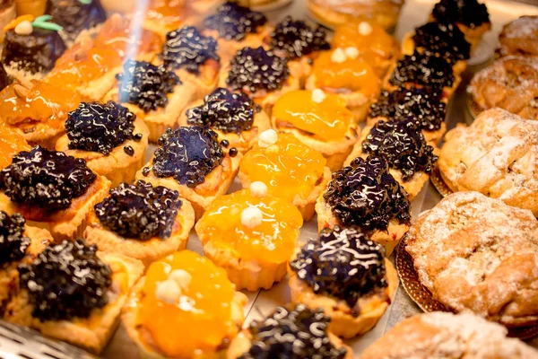 Pastry fruit sweets in the window display of a restaurant. — Stock Photo, Image