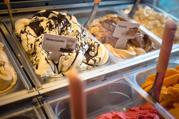 様々なアイスクリームの味 コーヒーショップで表示されます 夏のデザートコンセプト — ストック写真