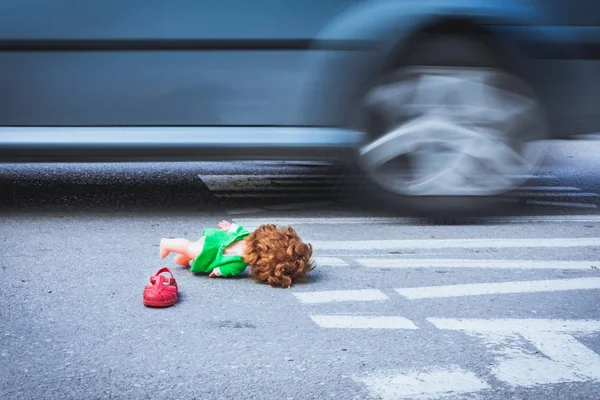 Yolun ortasında eski bebek oyuncak ve kırmızı sandalet — Stok fotoğraf