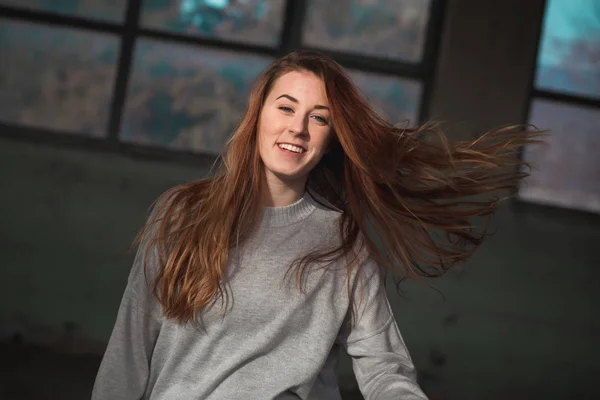 Cute Redhead Teenage Girl Gray Sweater Swinging Her Long Hair — Stock Photo, Image