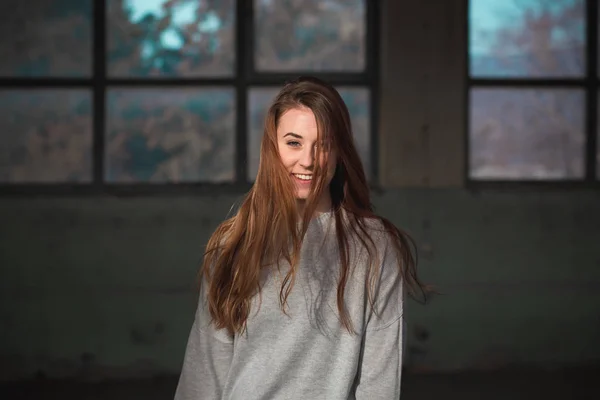 Портрет милой рыжей девушки-подростка в сером свитере . — стоковое фото