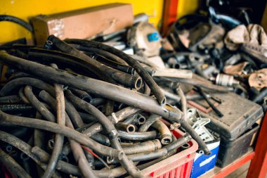 Araba siyah lastik araba hortumları yığını. Araba tamir ekipmanları. Araba tamir dükkanı