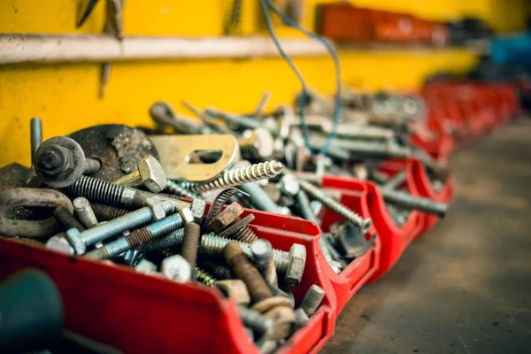 机械车间内的螺丝堆 汽车维修设备 汽车修理店 — 图库照片