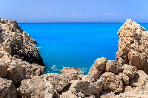 Rocky Beach в Греции с голубой водой и с голубым небом на заднем плане — стоковое фото