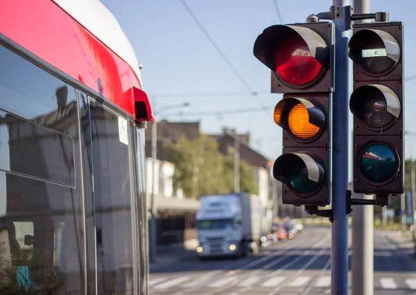 Semafor kırmızı ve sarı ışık açık. Yeşil ışığa geçiş.