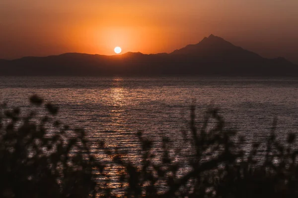 Paisaje foto de la puesta de sol en Sithonia, Grecia. Hermoso paisaje de verano . —  Fotos de Stock