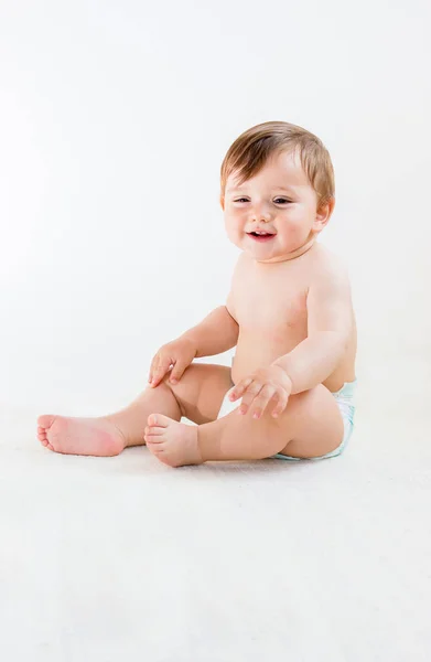 Beyaz arka plan üzerinde izole bebek bezi sevimli, küçük tombul erkek bebek portresi — Stok fotoğraf