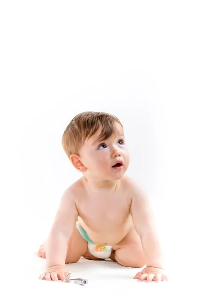 Retrato de bonito, pequeno menino gordinho em fraldas isoladas no fundo branco — Fotografia de Stock