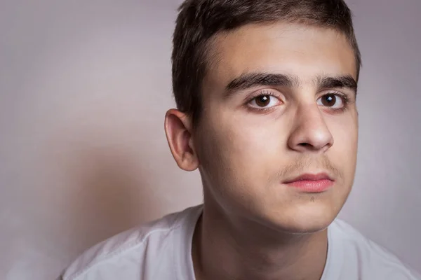 Retrato jovem confuso. Expressão facial humana, emoção, linguagem corporal — Fotografia de Stock