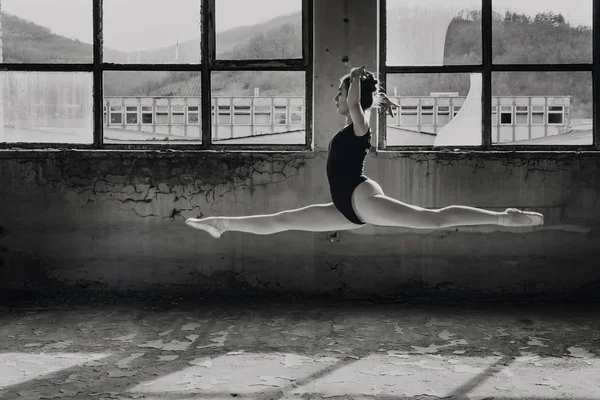 Černá Bílá Fotka Balleriny Která Rozskočila Skáčou Staré Budovy — Stock fotografie