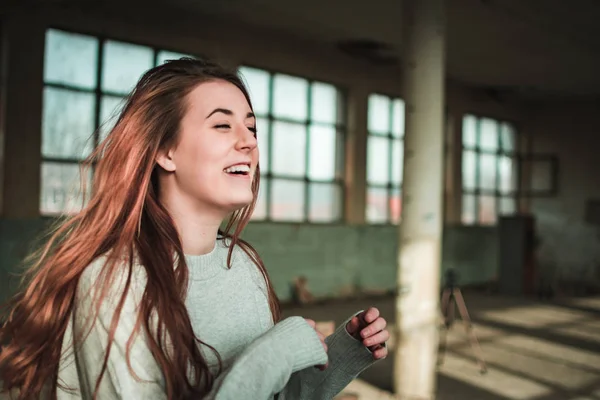 Niedliche, rothaarige Teenager-Mädchen in grauem Pullover. menschliche Emotionen, Ausdrücke — Stockfoto