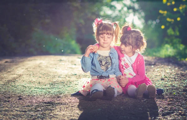 두 어린 소녀, 돼지 꼬리와 핑크 드레스에 자매, 포옹 — 스톡 사진