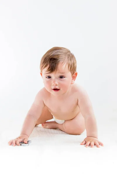 Bebê gordinho em fraldas isoladas no fundo branco. Cuidados infantis, maternidade — Fotografia de Stock