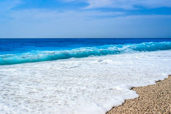 Морская волна плескается с пеной на песчаном пляже. Летние вибрации . — стоковое фото