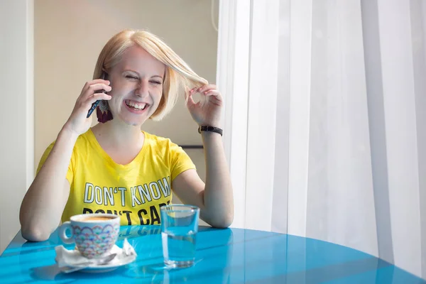 Menina Bonita Jovem Shirt Amarela Falando Telefone Com Alguém Rindo — Fotografia de Stock