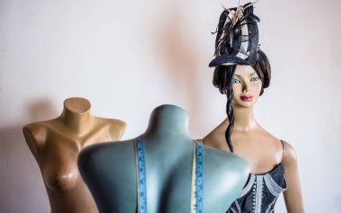 Manken, güzel siyah elbise ile terzi kukla kapalı yakın.