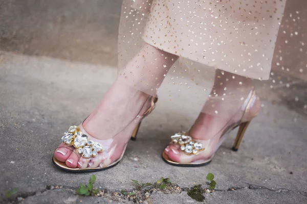 Hermoso transparente con zapatos de mariposa para el baile de graduación. Ideas de baile —  Fotos de Stock