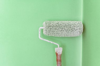 Rulo ile duvar boyama. Renk gölge fikri, kavramı, yeşil