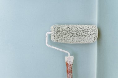 Rulo ile duvar boyama. Renk gölge fikri, kavramı, mavi