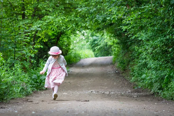 Niedliches Kleines Mädchen Das Allein Der Natur Spazieren Geht Kinderschutzkonzept — Stockfoto