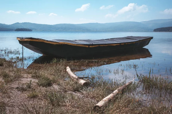 Barco Remos Junto Lago Hermosas Vacaciones Paisajes Verano Lago Vlasina — Foto de Stock