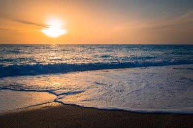 Güzel yaz manzarası, Milos Plajı'nda gün batımı. Lefkada, Yunanistan.
