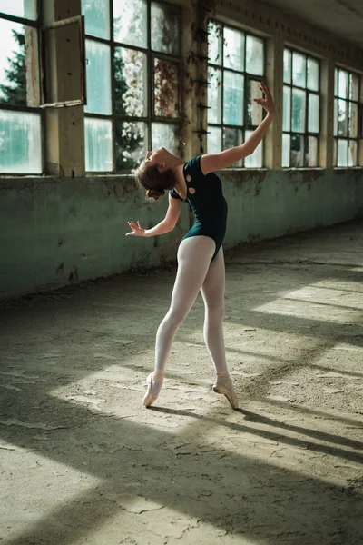 Ballerina menari di gedung tua. Muda, elegan, wanita anggun — Stok Foto