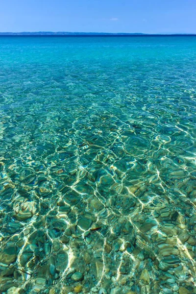 Photo en gros plan de l'eau de mer claire et peu profonde de Sithonie, Grèce. Paysages d'été — Photo