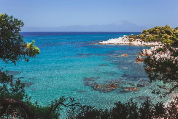 Piękne niebieskie Morze Jońskie z góry wzgórza w Sithonia, Grecja. — Zdjęcie stockowe