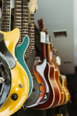 Bir müzik aletleri dükkanında sıra elektrikli gitar. Gitar Parçaları, vücut