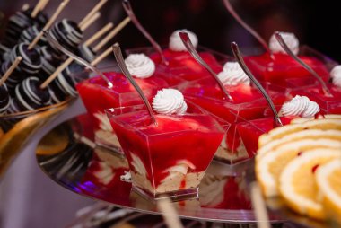 Pastanede lezzetli çilekli vanilyalı puding jöle. Yaz tatlıları