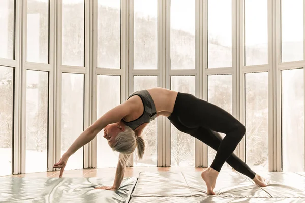 Hermosa mujer entrenadora de yoga. Concepto de yoga. Puente pose variación —  Fotos de Stock