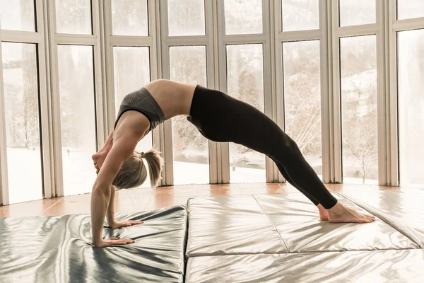 Vacker Kvinna Coach Yoga Praktiken Yoga Koncept Bridge Pose — Stockfoto