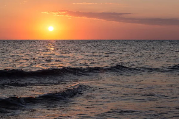 Açık dalgalı deniz ve güneş batıyor Ile Yunanistan'da güzel yaz manzarası