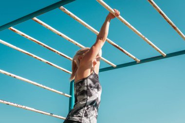 Sabahları parkta pratik yapan bir kız. Parlak güneş ışığı.