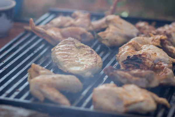 Preparando carne en la parrilla. Barbacoa gourmet, comida sabrosa — Foto de Stock