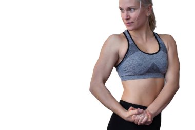 Sarışın kadın antrenör kaslarını gösteriyor. Beyaz arka planda yalıtılmış.