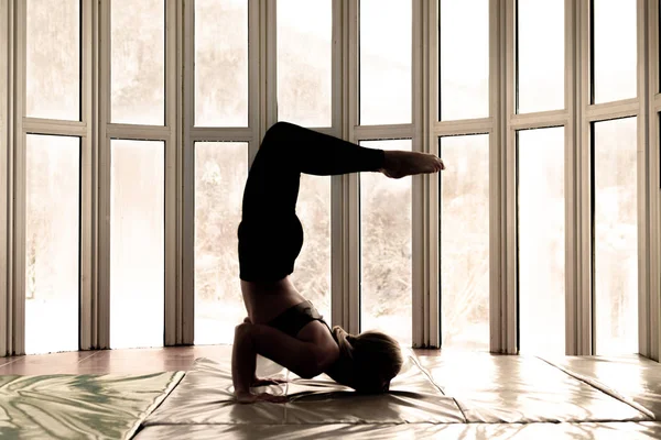 Hermosa mujer entrenadora de yoga. Concepto de yoga. Escorpión pose —  Fotos de Stock