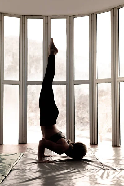 Vacker Kvinna Coach Yoga Praktiken Handstående Yoga Koncept — Stockfoto