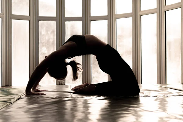 美丽的女性教练瑜伽练习。瑜伽概念。桥架姿势 — 图库照片